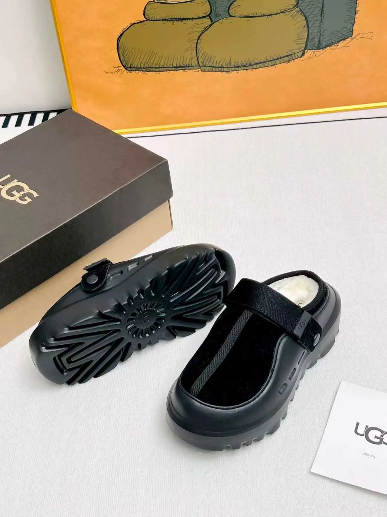 p500🐮🐮 (same style for men and women) UGG 2025 new small potato, half drag and one kick to unlock the relaxed feeling, lightweight and thin sole, always light and fashionable, casually stepping out of the new style, it feels very UGG, classic suede with soft wool lining insole, rubber foam outsole, hot stamped logo ✅Color: bright green, bright yellow, maroon, black ✅Number of codes: 35 to 45 (synchronized with the official website)